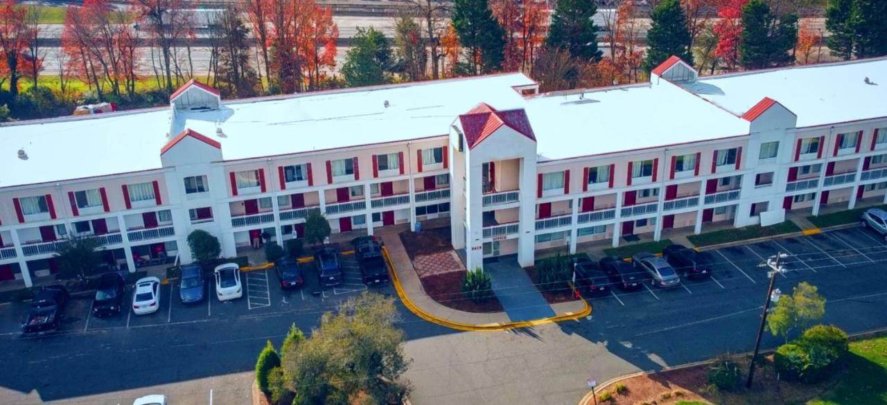 Bposhtels Charlotte Hostel ภายนอก รูปภาพ