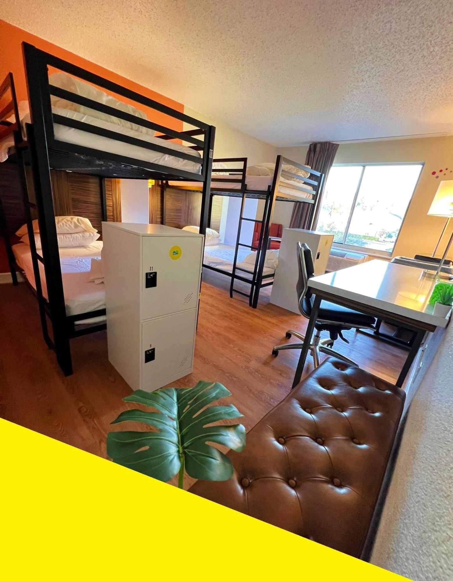 Bposhtels Charlotte Hostel ภายนอก รูปภาพ